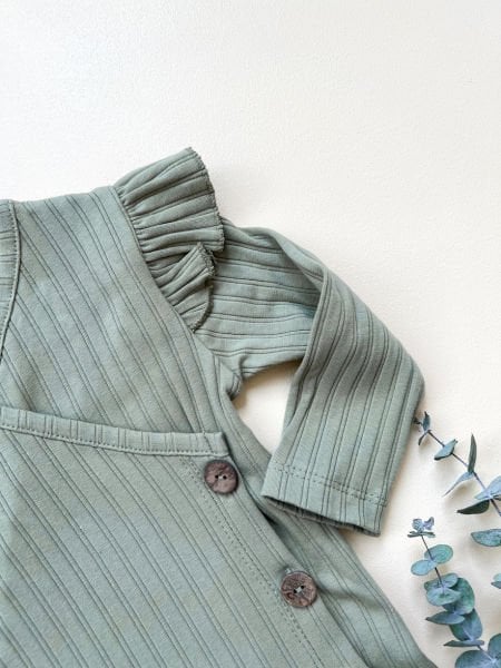 بدلة مكونة من قطعتين بتفاصيل مكشكشة