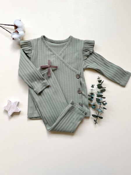 بدلة مكونة من قطعتين بتفاصيل مكشكشة