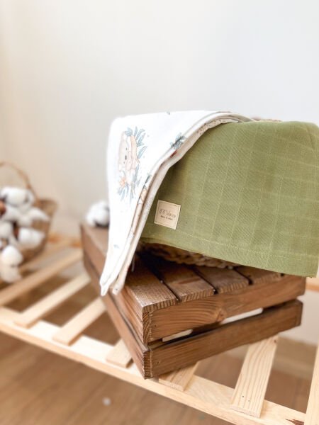 KOALA PATTERNED AND GREEN PLAIN MUSLIN SET