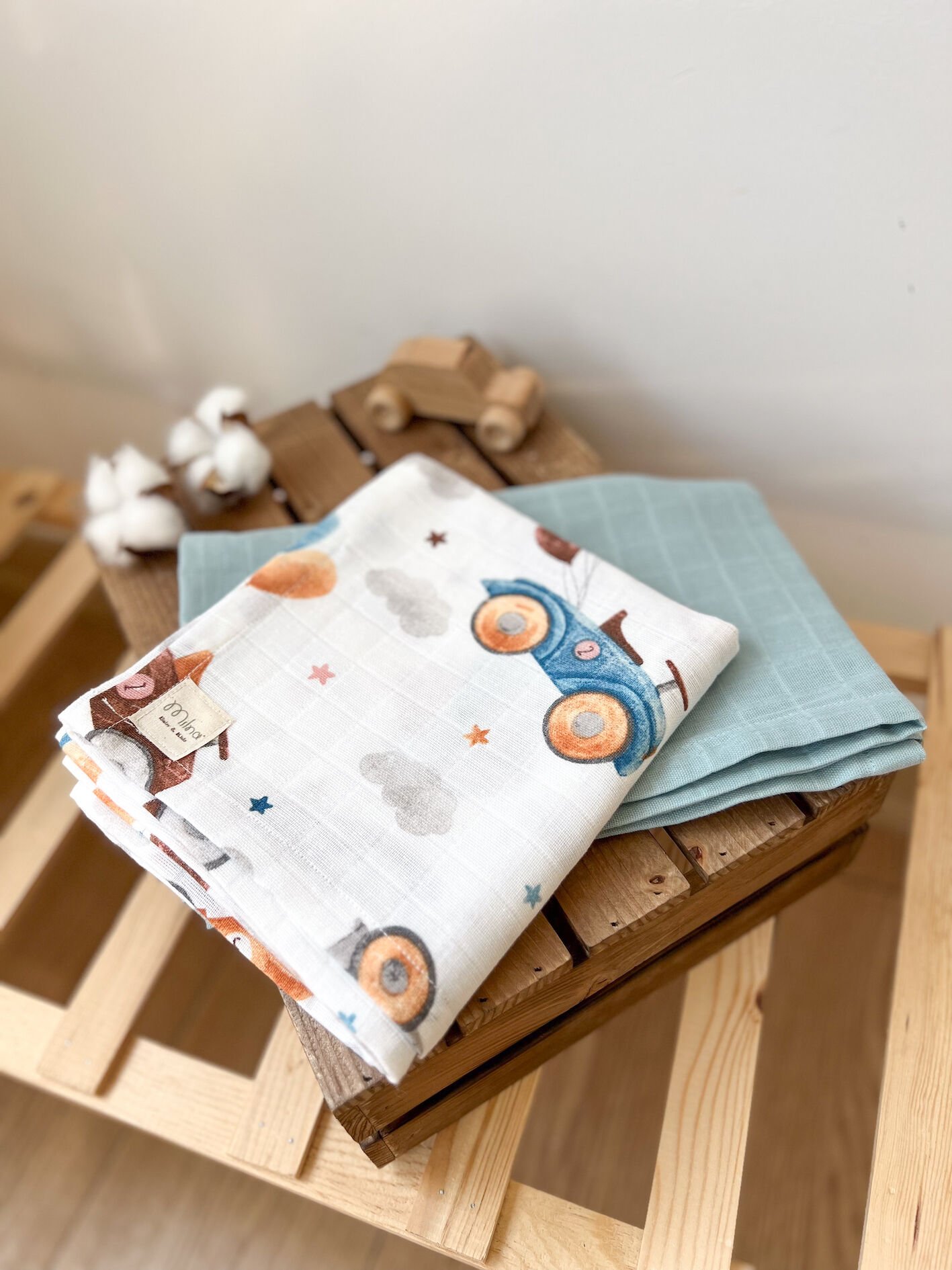 ARABA DESENLİ VE MAVİ DÜZ MÜSLİN BEBEK ÖRTÜSÜ 2'Lİ SET