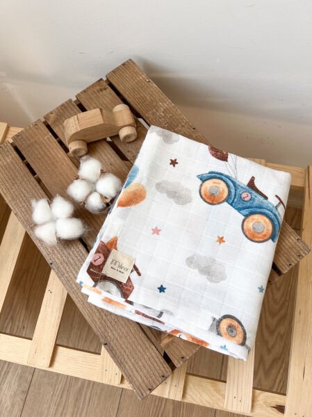 ARABA DESENLİ VE MAVİ DÜZ MÜSLİN BEBEK ÖRTÜSÜ 2'Lİ SET