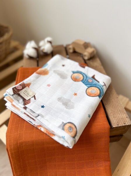 مجموعة من الموسلين منقوشة على شكل سيارة وبلاط عادي