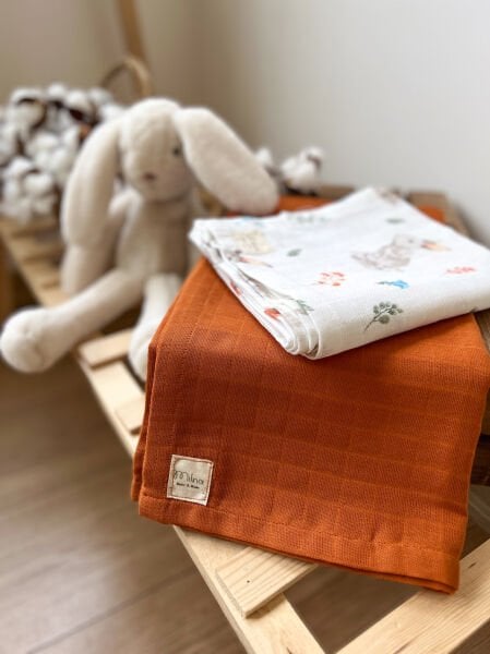 مجموعة من الموسلين منقوشة على شكل أرنب وبلاط عادي