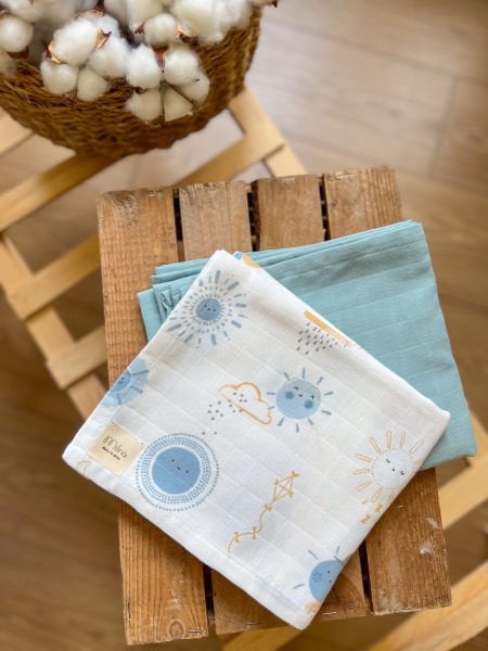 مجموعة منقوشة بأشعة الشمس الزرقاء ومجموعة من الموسلين باللون الأزرق