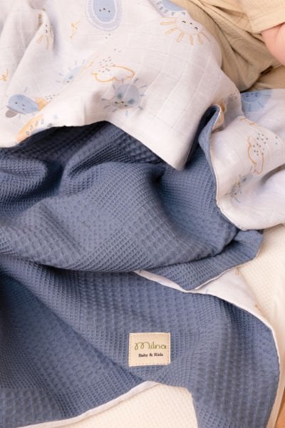 Çift Taraflı Müslin Bebek Battaniyesi | Doğal ve Nefes Alabilen Kumaş Mavi Güneş Desenli