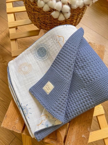 Çift Taraflı Müslin Bebek Battaniyesi | Doğal ve Nefes Alabilen Kumaş Mavi Güneş Desenli