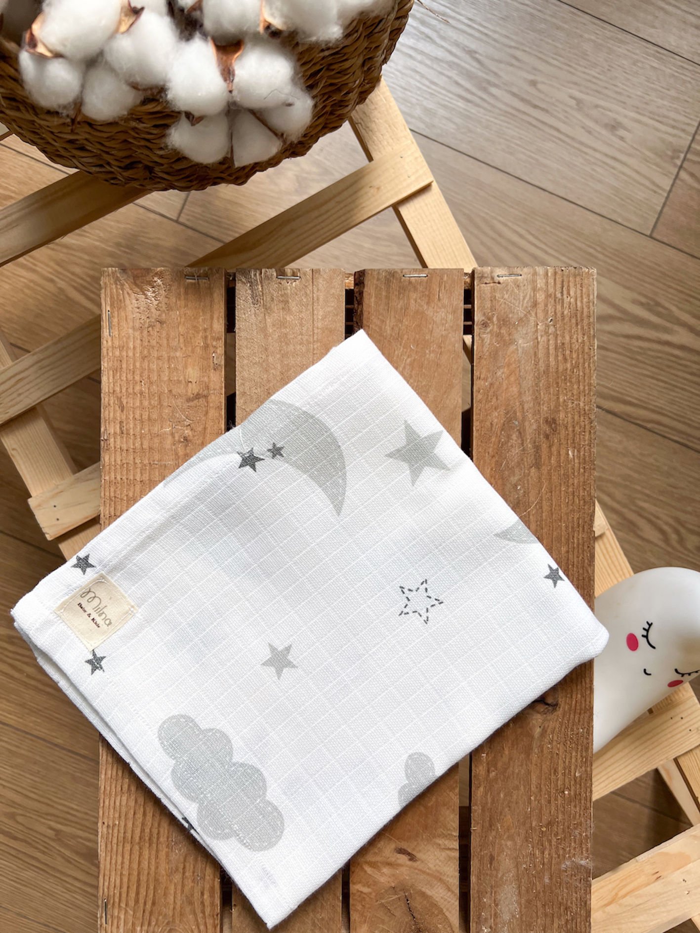 GRİ BULUT AY DESENLİ MÜSLİN ÖRTÜ