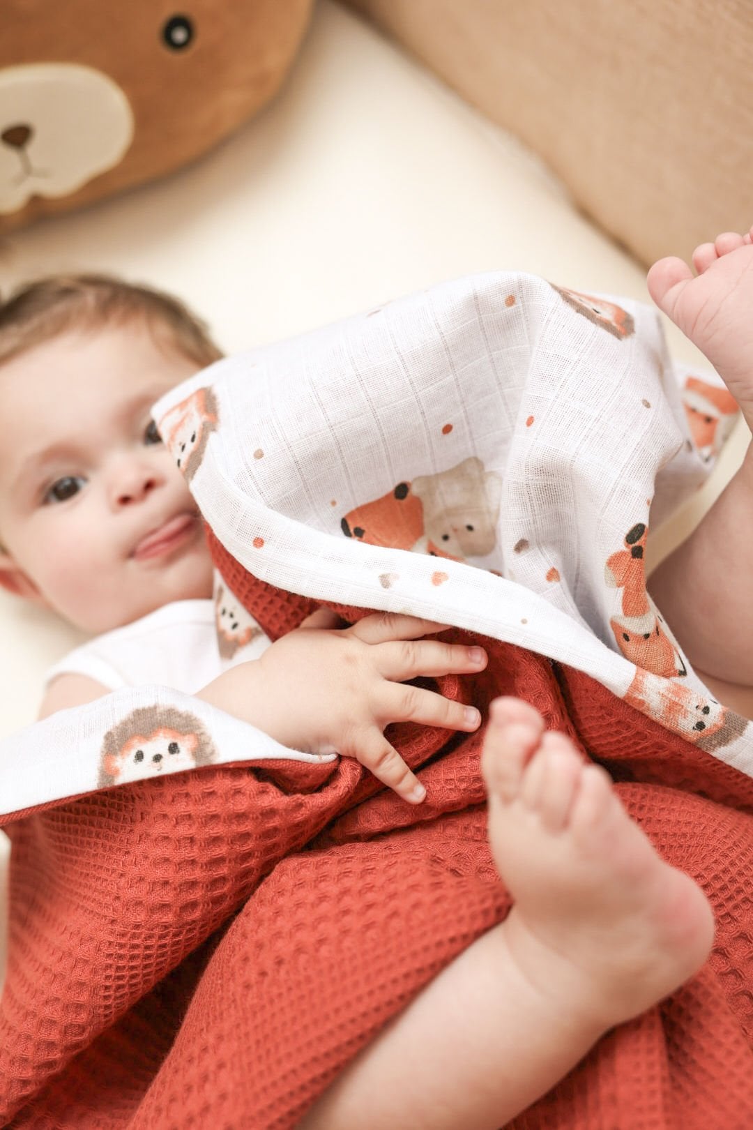 Çift Taraflı Müslin Bebek Battaniyesi | Doğal ve Nefes Alabilen Kumaş Kirpi Desenli