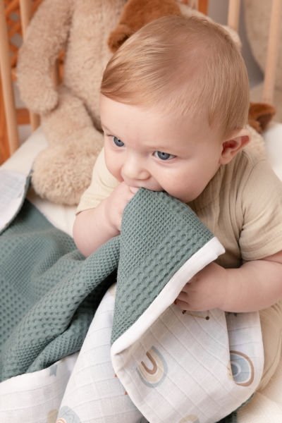 Çift Taraflı Müslin Bebek Battaniyesi | Doğal ve Nefes Alabilen Kumaş Gökkuşağı Desenli