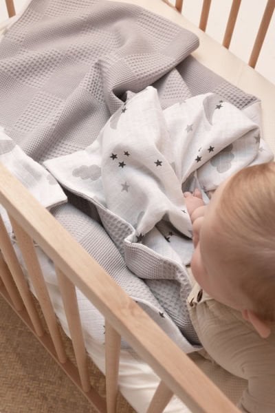 Çift Taraflı Müslin Bebek Battaniyesi | Doğal ve Nefes Alabilen Kumaş Bulut Desenli