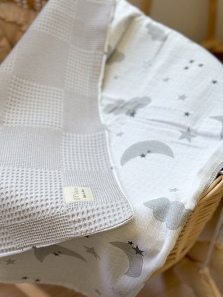 Çift Taraflı Müslin Bebek Battaniyesi | Doğal ve Nefes Alabilen Kumaş Bulut Desenli