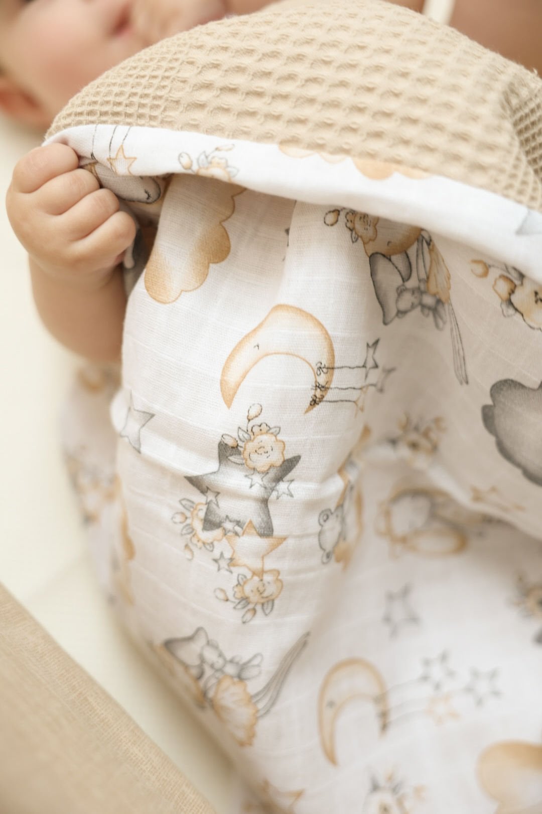 Çift Taraflı Müslin Bebek Battaniyesi | Doğal, Nefes Alabilen Kumas Bej Tavsan Desenli