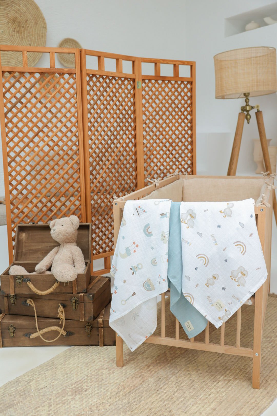 3’lü Müslin Bebek Örtüsü Seti – %100 Pamuk, Tek Kat, 75x85 cm, Gökkuşağı ve Ördek Desenli, Mavi Düz Renk  | Milna Baby Kids