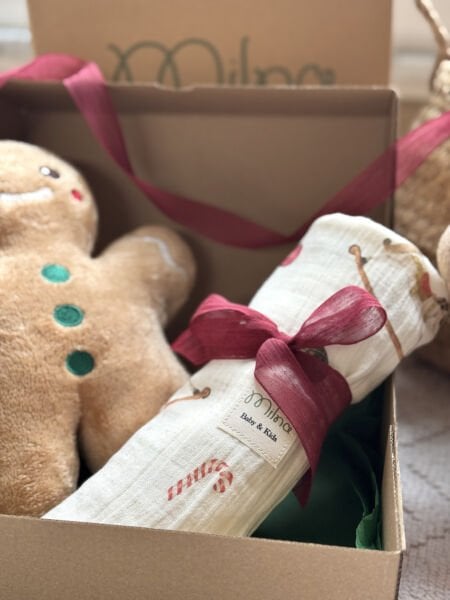 Yılbaşı Özel Bebek Hediye Kutusu - 5'li Set İki Katlı Yılbaşı Desenli Müslin Örtü, Kurabiye Adam Uyku Arkadaşı, Waffle Pike, Patik, Mendil